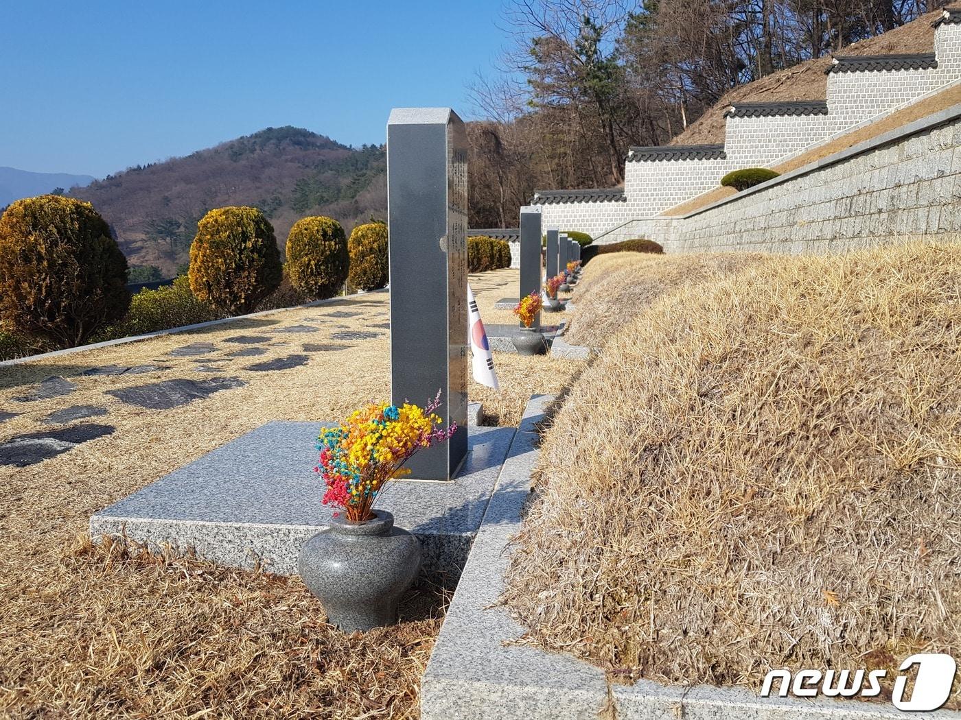 본문 이미지 - 경남 창원시 소재 국립3·15민주묘지에 놓여진 친환경 꽃. (국가보훈부 제공) 2024.3.13/뉴스1