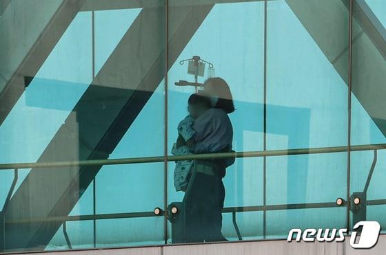 본문 이미지 - 전공의 집단행동이 이어지고 있는 10일 서울 시내 한 대학병원에서 환자와 보호자가 길을 지나고 있다.2024.3.10/뉴스1 김도우 기자