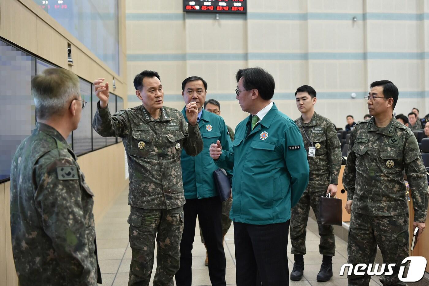 본문 이미지 - 장호진 국가안보실장이 13일 오전 전시지휘소(B-1, 문서고)를 방문해 김명수 합참의장으로부터 2024년 자유의 방패(FS) 연습 진행 상황을 청취하고 있다. (대통령실 제공) 2024.3.13/뉴스1 ⓒ News1 오대일 기자