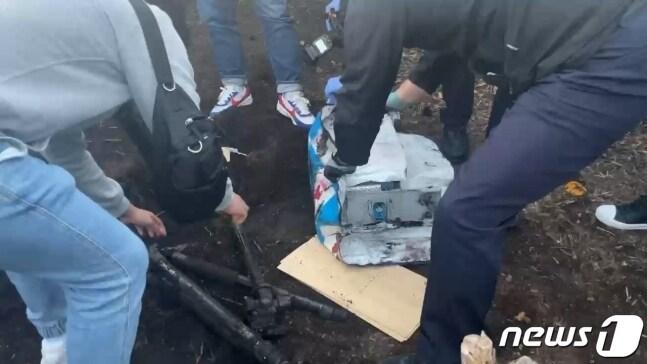 본문 이미지 - 서귀포시의 한 과수원에 파묻힌 채 발견된 무인 과속 단속 카메라.(서귀포경찰서 제공)