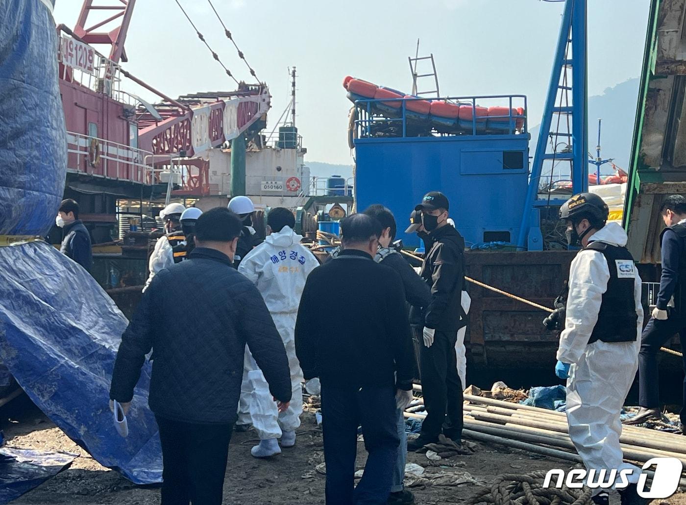 본문 이미지 - 지난해 3월13일 경남 통영시 통영항에서 통영해경, 남해지방해양경찰청, 국립과학수사연구소 등 8개 기관으로 구성된 합동감식팀이 욕지도 해상에서 어선이 전복된 사고와 관련해 합동 감식을 하고 있다. (통영해경 제공) 2024.3.13/뉴스1 ⓒ News1 윤일지 기자