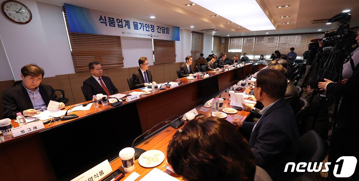 본문 이미지 - 한훈 농림축산식품부 차관이 13일 서초구 한국식품산업협회에서 열린 가공식품 물가안정을 위한 식품업계 간담회에서 인사말을 하고 있다. 2024.3.13/뉴스1 ⓒ News1 김성진 기자
