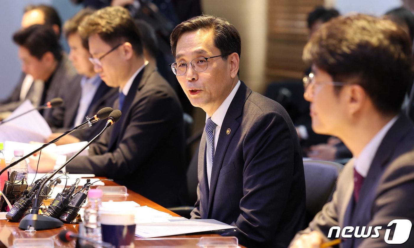 본문 이미지 - 한훈 농림축산식품부 차관이 3일 오후 한국식품산업협회에서 17개 주요 식품기업 및 10개 외식업계 대표들과 만나 물가안정을 위한 업계의 적극적인 협조를 요청했다. 사진은 지난 3월 13일 서초구 한국식품산업협회에서 열린 가공식품 물가안정을 위한 식품업계 간담회에서 인사말을 하고 있는 모습. 2024.3.13/뉴스1 ⓒ News1 김성진 기자