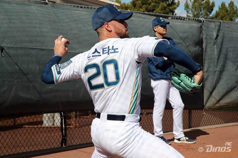 본문 이미지 - 13일 마산야구장에서 진행된 두산 베어스와의 퓨처스 연습경기에 등판한 카스타노. (NC 구단 제공)