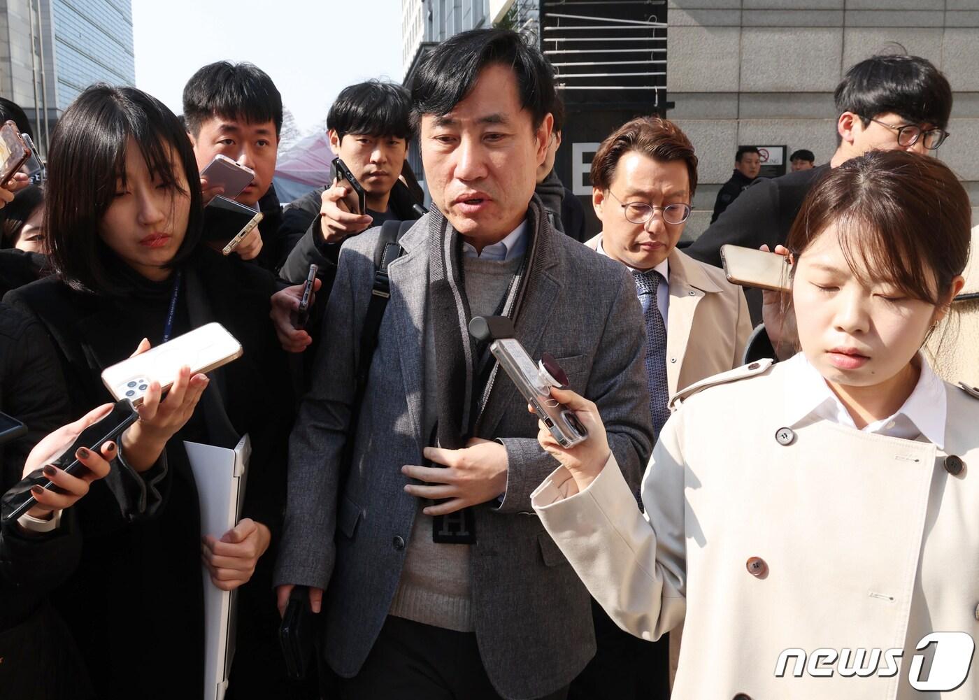 본문 이미지 - 하태경 국민의힘 의원이 서울 여의도 국민의힘 중앙당사를 나서며 취재진의 질문을 받고 있다. &#40;공동취재&#41; 2024.3.13/뉴스1 ⓒ News1 임세영 기자