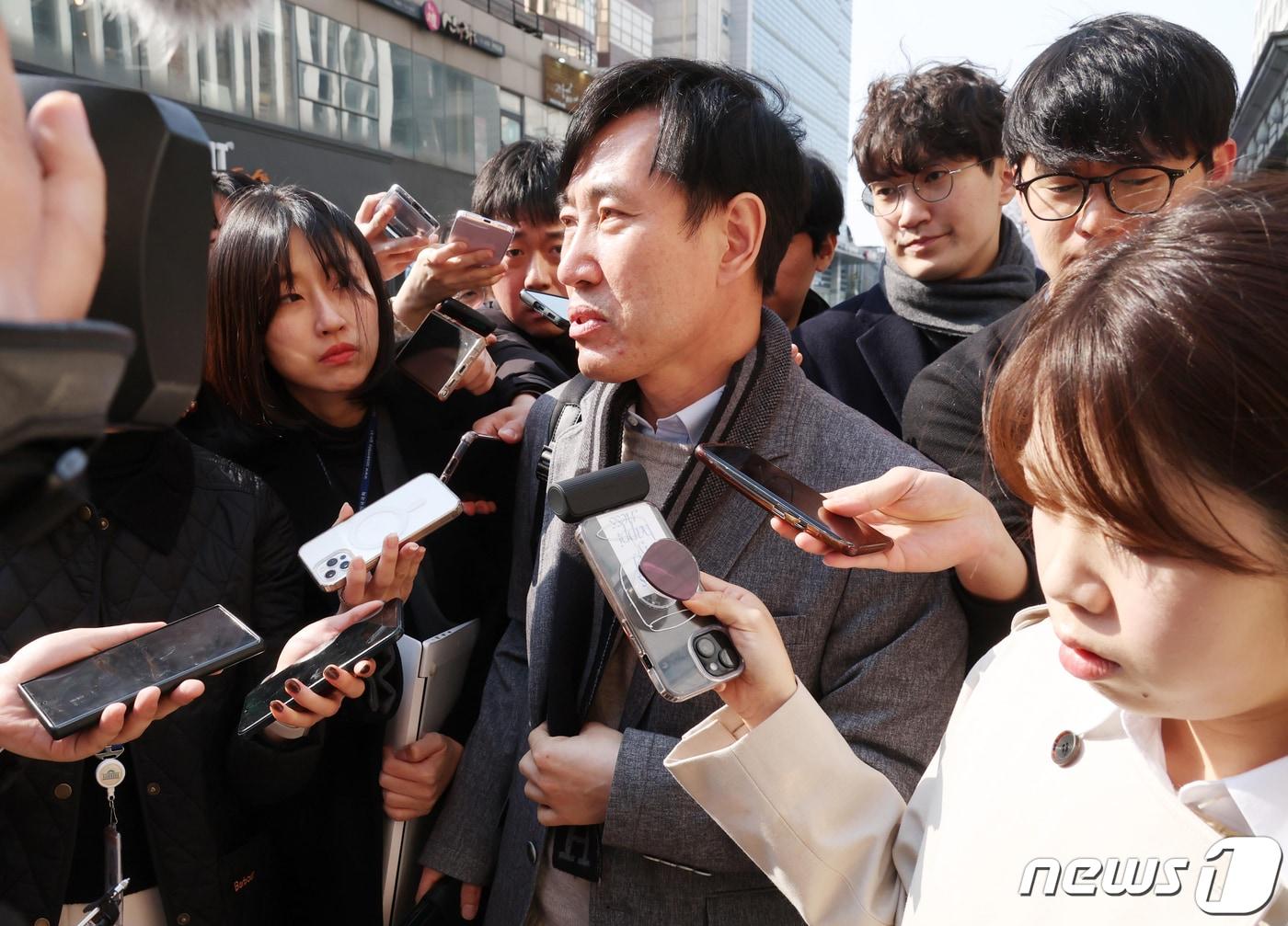 본문 이미지 - 하태경 국민의힘 의원이 2024년 3월 13일 오후 &#39;총선 후보 당내 경선 여론조사 결과를 이해할 수 없다&#39;는 뜻을 당에 전한 뒤 여의도 국민의힘 중앙당사를 나서고 있다. &#40;공동취재&#41; 2024.3.13/뉴스1 ⓒ News1 임세영 기자