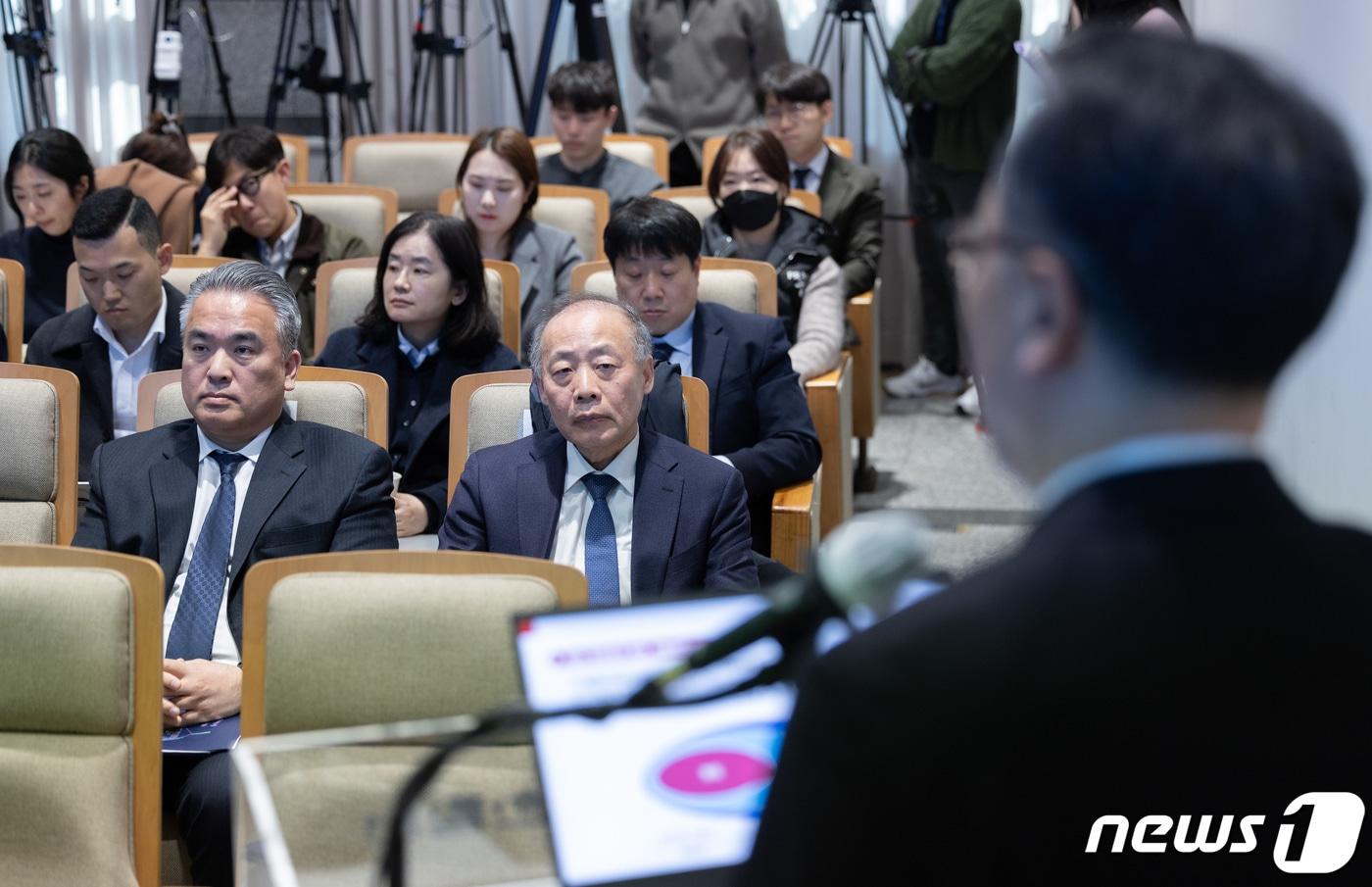 본문 이미지 - 김성근 가톨릭대학교 의과대학교수(왼쪽)와 홍윤철 서울대학교 의과대학 교수가 13일 오후 경기도 성남시 분당구 한국과학기술한림원에서 '필수 의료 해결을 위한 제도적 방안' 주제로 열린 제220회 한림원탁토론회에서 박민수 보건복지부 제2차관의 주제발표를 듣고 있다. 2024.3.13/뉴스1 ⓒ News1 이재명 기자
