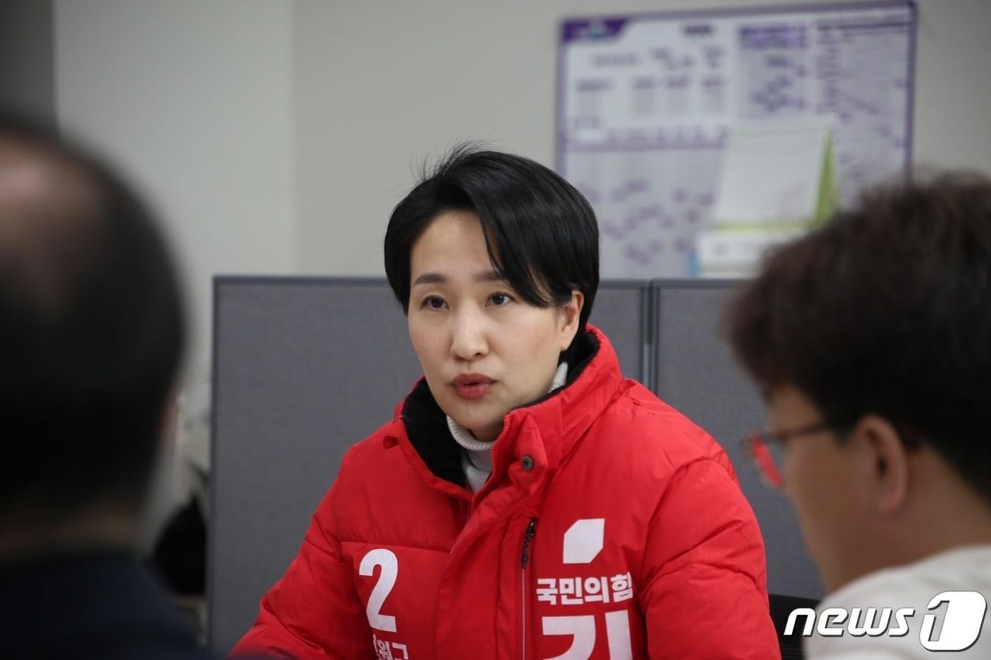 본문 이미지 - 김수민 국민의힘 청주 청원 후보가 13일 충북도청 기자실을 찾아 공약을 발표하고 있다.