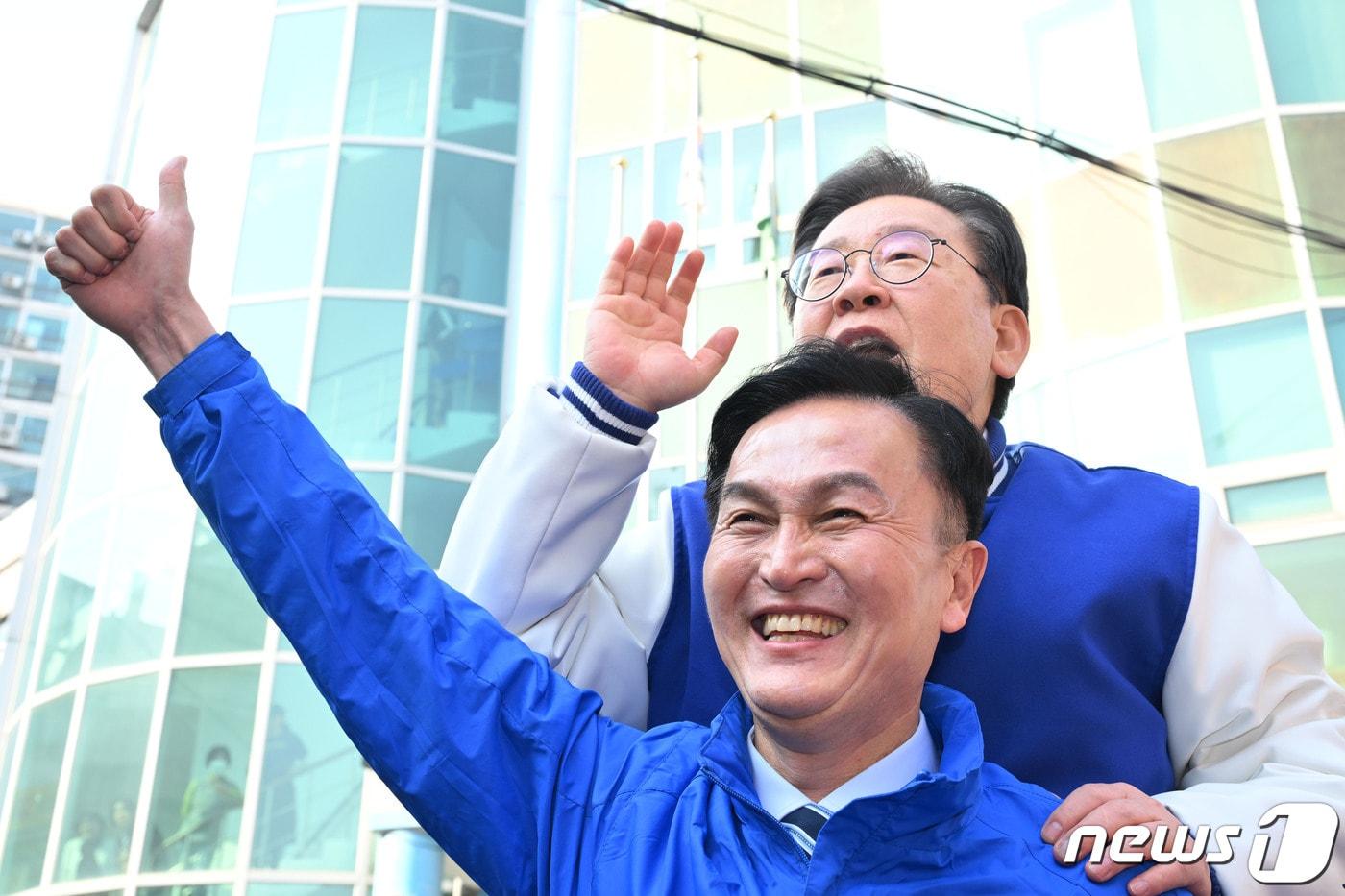 본문 이미지 - 이재명 더불어민주당 대표가 13일 서울 동작구 남성사계시장에서 동작을 류삼영 후보 지지를 호소하고 있다. (공동취재) 2024.3.13/뉴스1 ⓒ News1 구윤성 기자