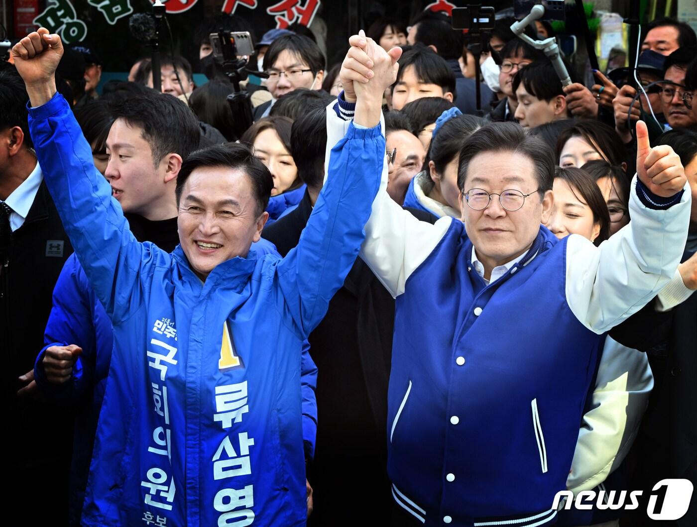 본문 이미지 - 이재명 더불어민주당 상임공동선거대책위원장이 13일 서울 동작구 남성사계시장에서 류삼영 후보 지지 유세를 하며 손을 류 후보의 손을 번쩍 들어올리고 있다. 2024.3.13 ⓒ News1 ,구윤성 기자