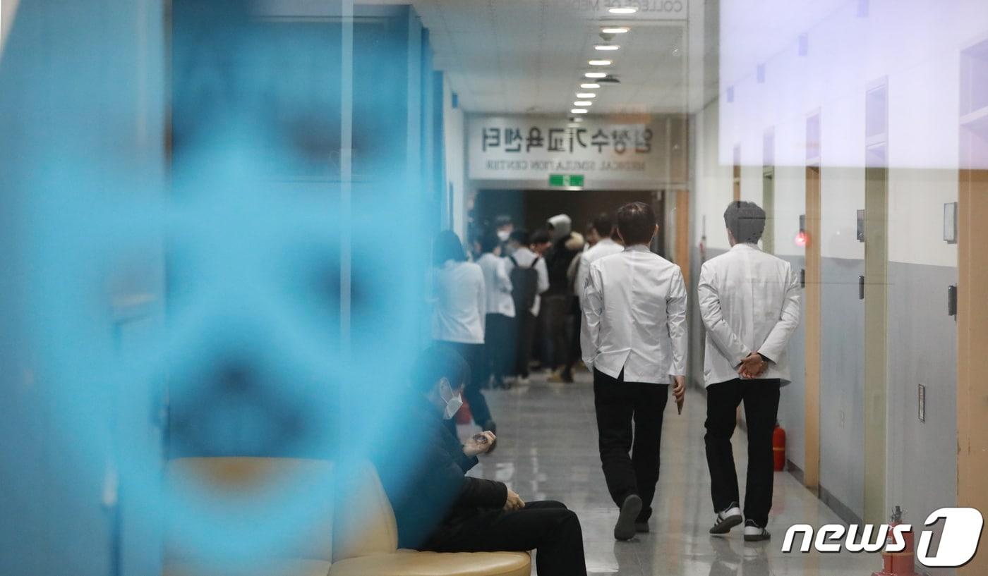 충북대학교 의과대와 충북대병원 교수들이 13일 오후 의대 1층 대강의실에서 열리는 긴급 임시총회 참석을 위해 이동하고 있다. 이들은 집단 사직과 충북의대생 집단 유급 문제를 논의할 예정이다. 2024.3.13/뉴스1 ⓒ News1 김용빈 기자