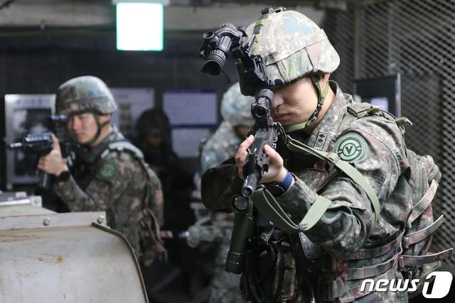 [화보] 육군 제50보병사단 구미서 대테러 훈련 - 뉴스1