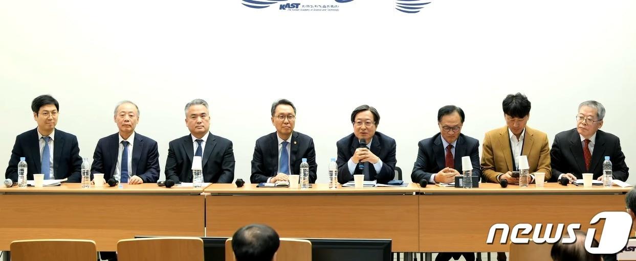 본문 이미지 - 한국과학기술한림원이 '필수의료 해결을 위한 제도적 방안'을 주제로 한림원탁토론회를 개최했다.(한국과학기술한림원 제공)/뉴스1 ⓒ News1