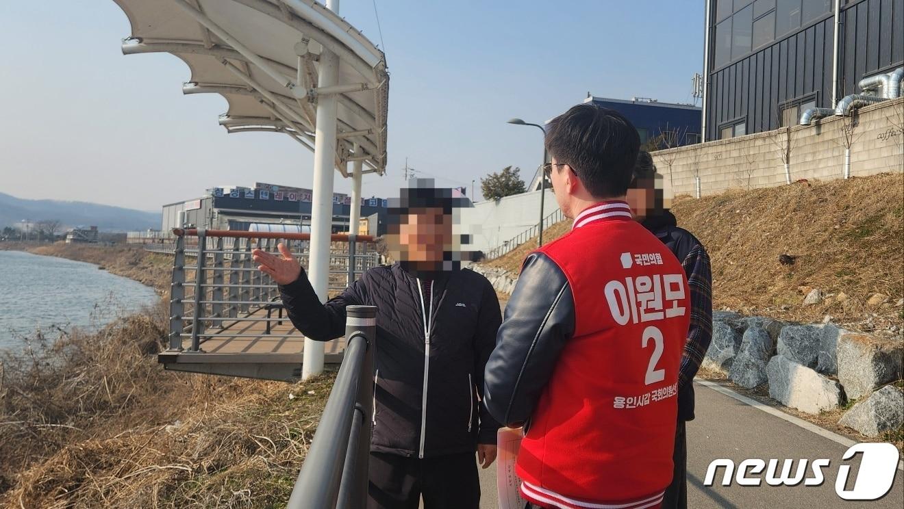 본문 이미지 - 13일 오후 경기 처인구 모현읍에서 이원모 국민의힘 용인갑 후보가 시민과 대화를 나누고 있다. 2024.03.13 ⓒ 뉴스1