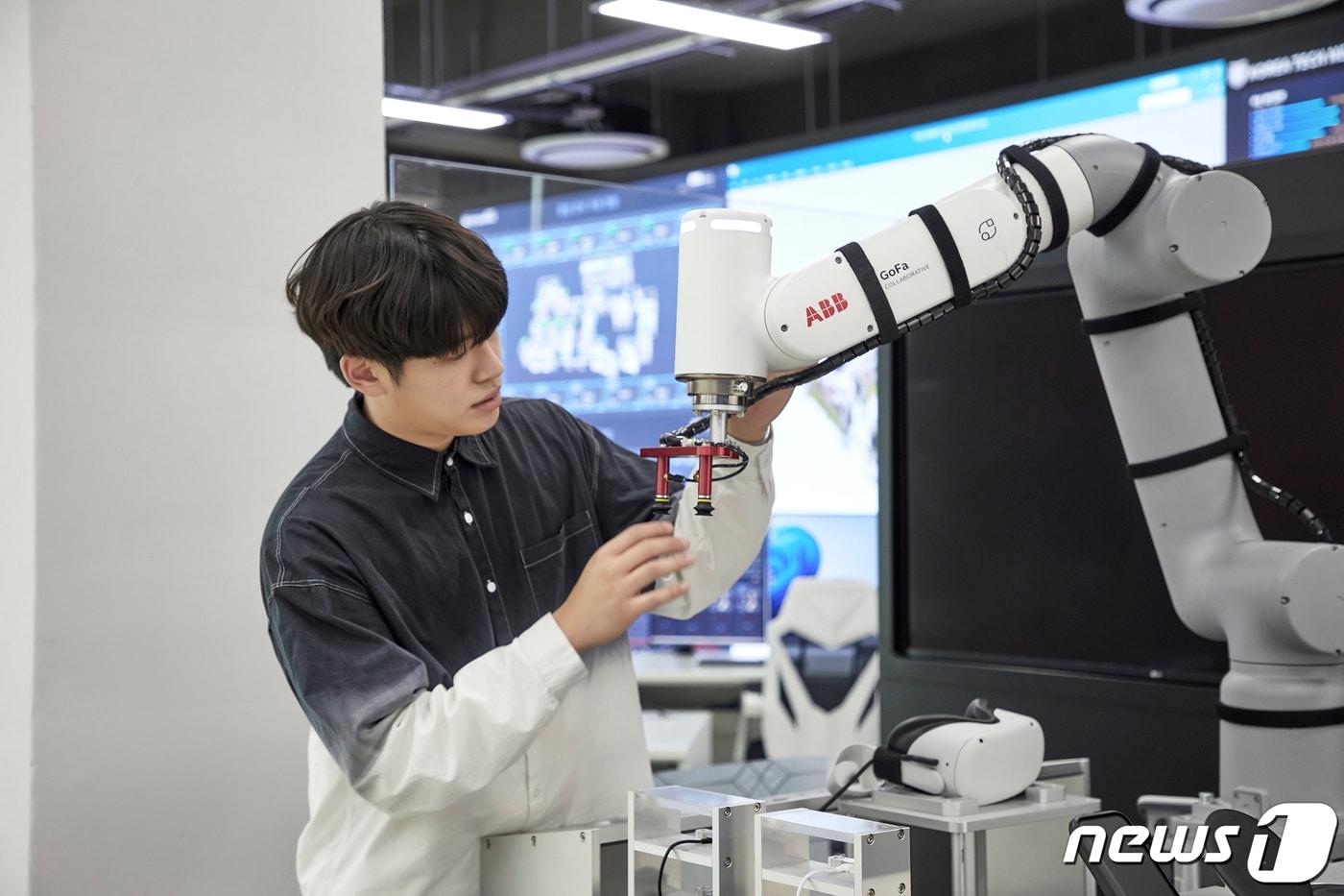본문 이미지 - 다담 미래학습관을 이용 중인 한기대학교 학생. (사진제공=한기대)