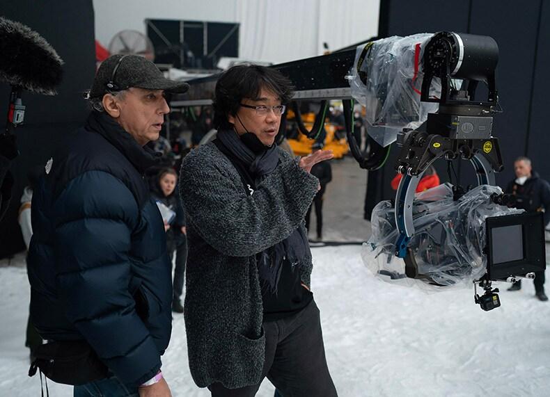본문 이미지 - '미키 17' 촬영 현장에서의 봉준호 감독과 다리우스 콘지 촬영 감독 / 워너브러더스 코리아