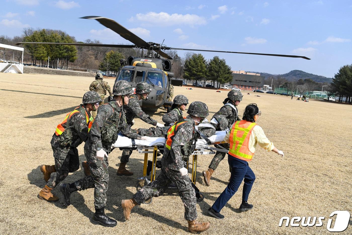 2024년 3월 진행된 전시 한미 연합 의무지원훈련에서 국군대전병원 의료진이 덕적도에서 발생한 중증 외상환자를 구급차로 후송하고 있다. (해군 제공) 2024.3.14/뉴스1
