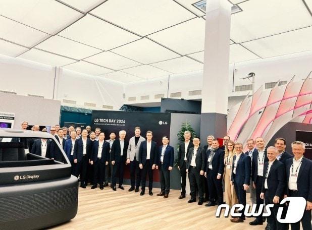 본문 이미지 -  LG그룹이 메르세데스-벤츠와 독일 진델핑겐에서 만나 전장 사업에 대해 논의했다. 권봉석 ㈜LG 부회장, 올라 칼레니우스 벤츠 회장(가운데), 조주완 CEO 등이 기념사진을 촬영했다. (올라 칼레니우스 SNS 캡처)