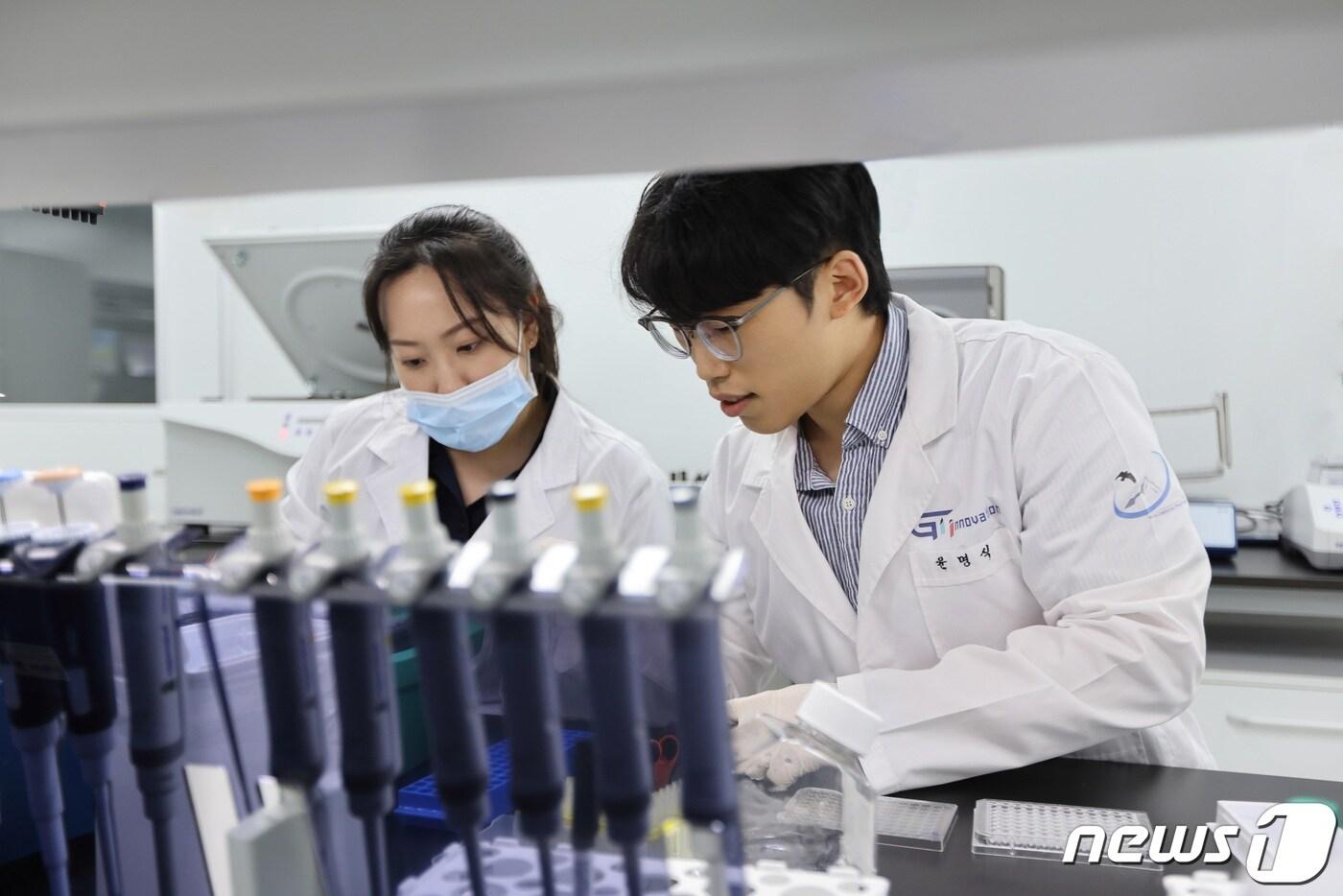 본문 이미지 - 지아이이노베이션 연구원이 후보물질 데이터를 분석하고 있다.(지아이이노베이션 제공)/뉴스1 ⓒ News1
