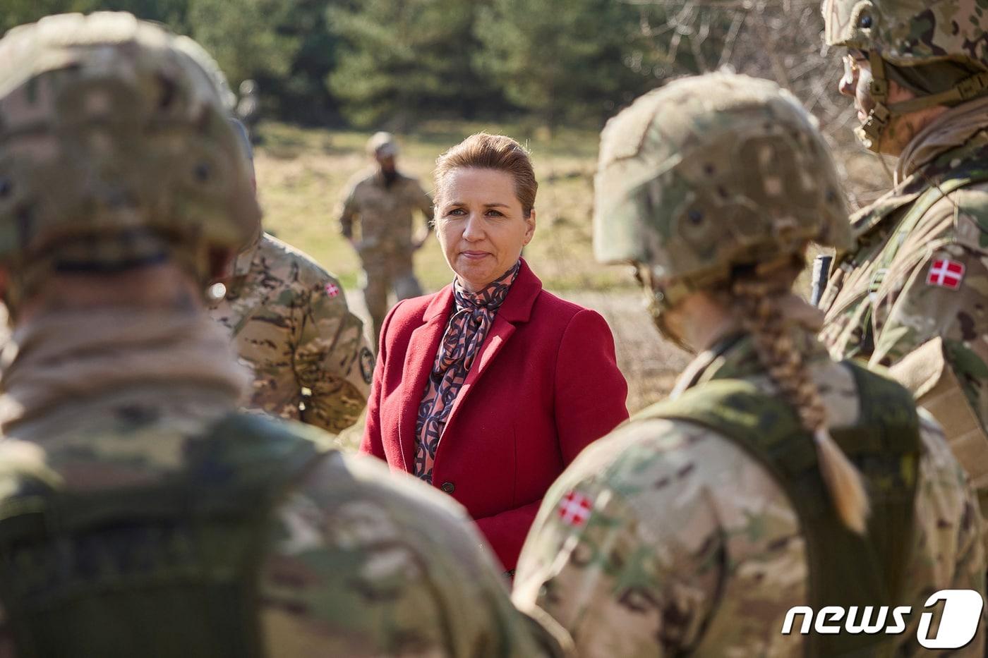 7일&#40;현지시간&#41; 메테 프리데릭센 덴마크 총리가 덴마크 카럽 공군기지를 방문해 병사들을 격려하고 있다. 2024.03.07/ ⓒ 로이터=뉴스1 