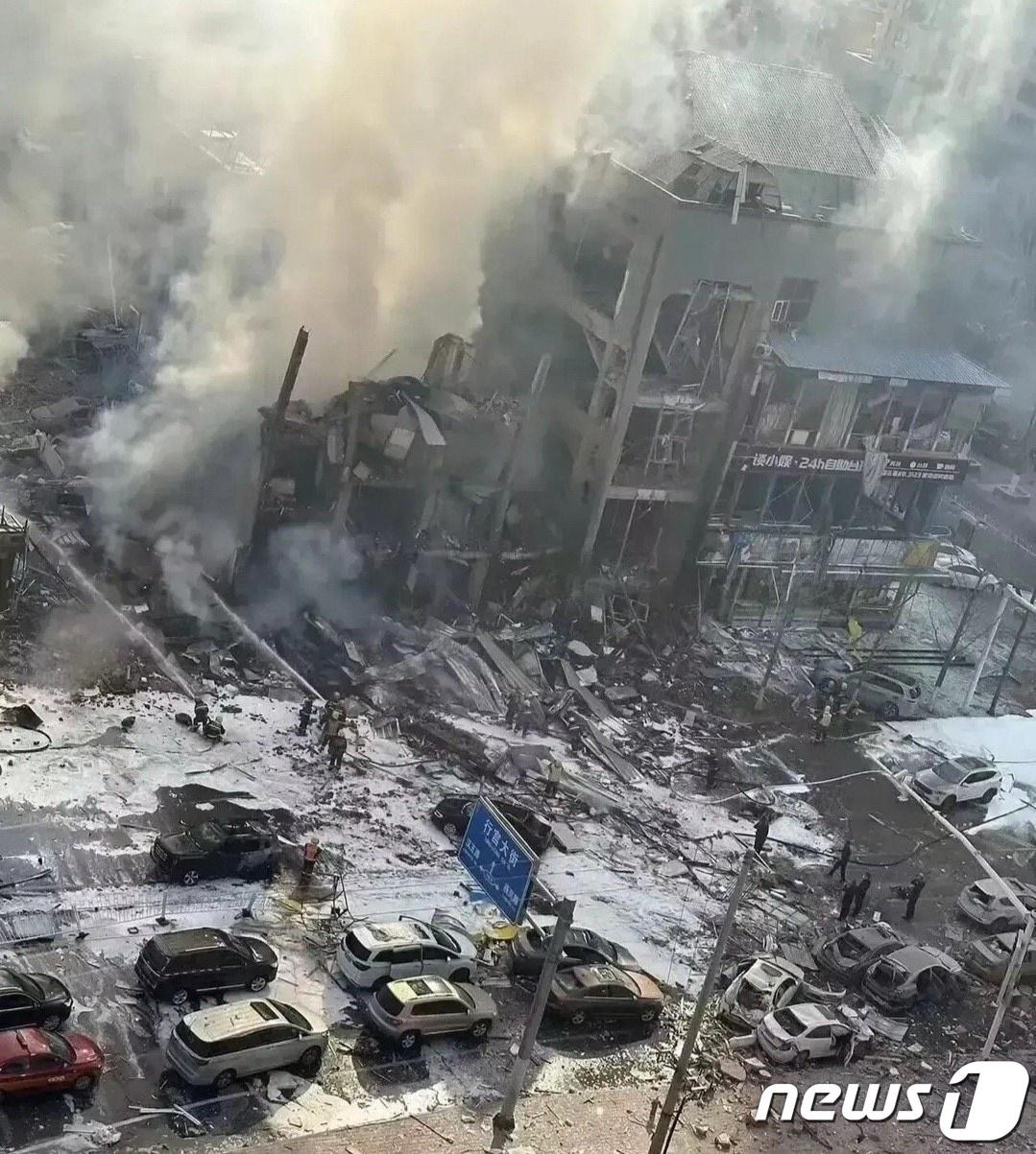 본문 이미지 - 허베이성 산허시 옌자오의 상가건물에서 가스 폭발로 추정되는 폭발사고가 발생해 7명이 사망하고 27명이 자쳤다. (사진은 웨이보 갈무리)