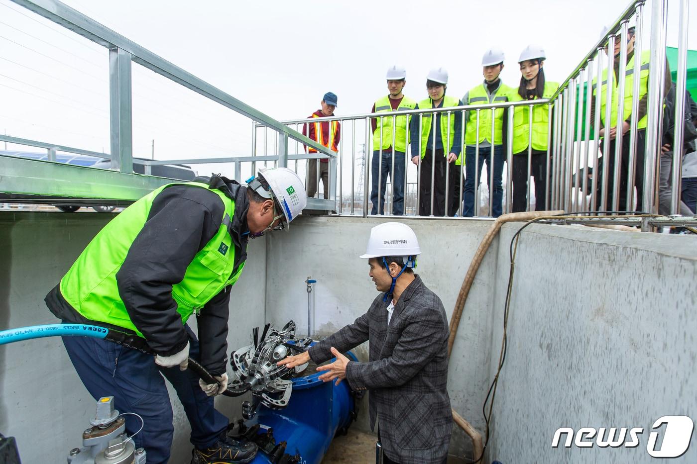 상수도관 세척 시연을 참관하는 아리수교육센터 교육생들의 모습. (서울시 제공) 2024.3.14/뉴스1