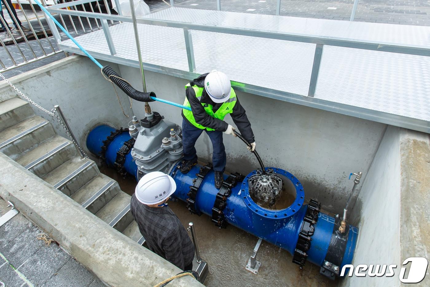 본문 이미지 - 서울시가  상수도관 세척 시연을 하는 모습. (서울시 제공) ⓒ 뉴스1