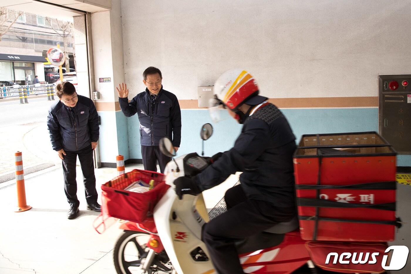 &#40;사진은 기사 내용과 무관함&#41; 부산광역시 수영구 남부산우체국 집배원.&#40;과학기술정보통신부 제공&#41; 2024.3.14/뉴스1