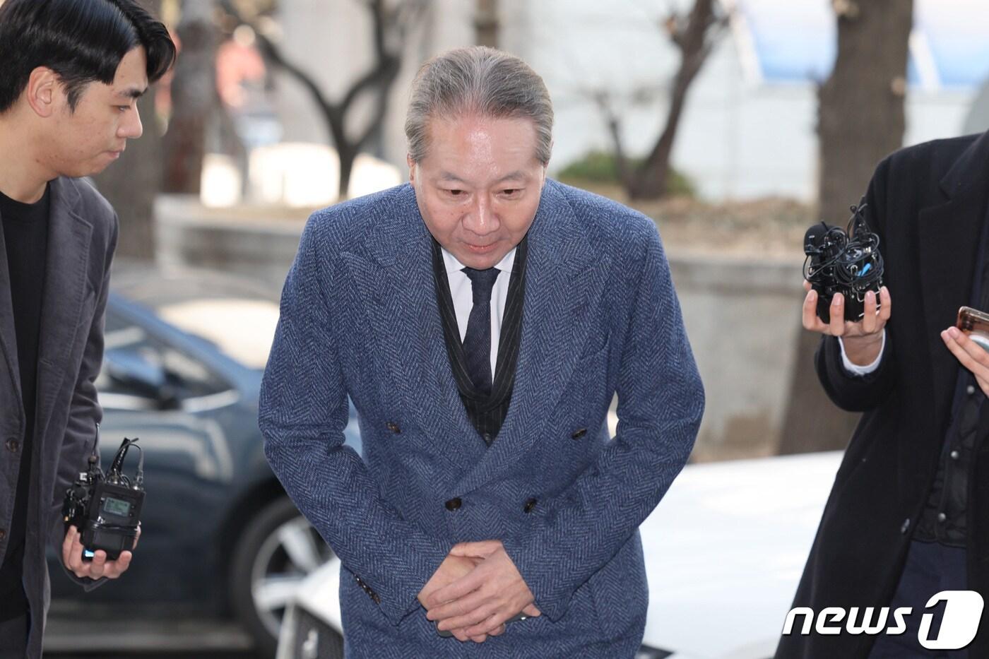 본문 이미지 - '전공의 집단사직 공모' 혐의를 받는 주수호 대한의사협회 비상대책위원회 언론홍보위원장이 14일 오전 휴대전화 포렌식 참관을 위해 서울 마포구 서울경찰청 공공범죄수사대로 출석하며 음주운전 혐의에 대해 사과하고 있다. 2024.3.14/뉴스 ⓒ News1 신웅수 기자