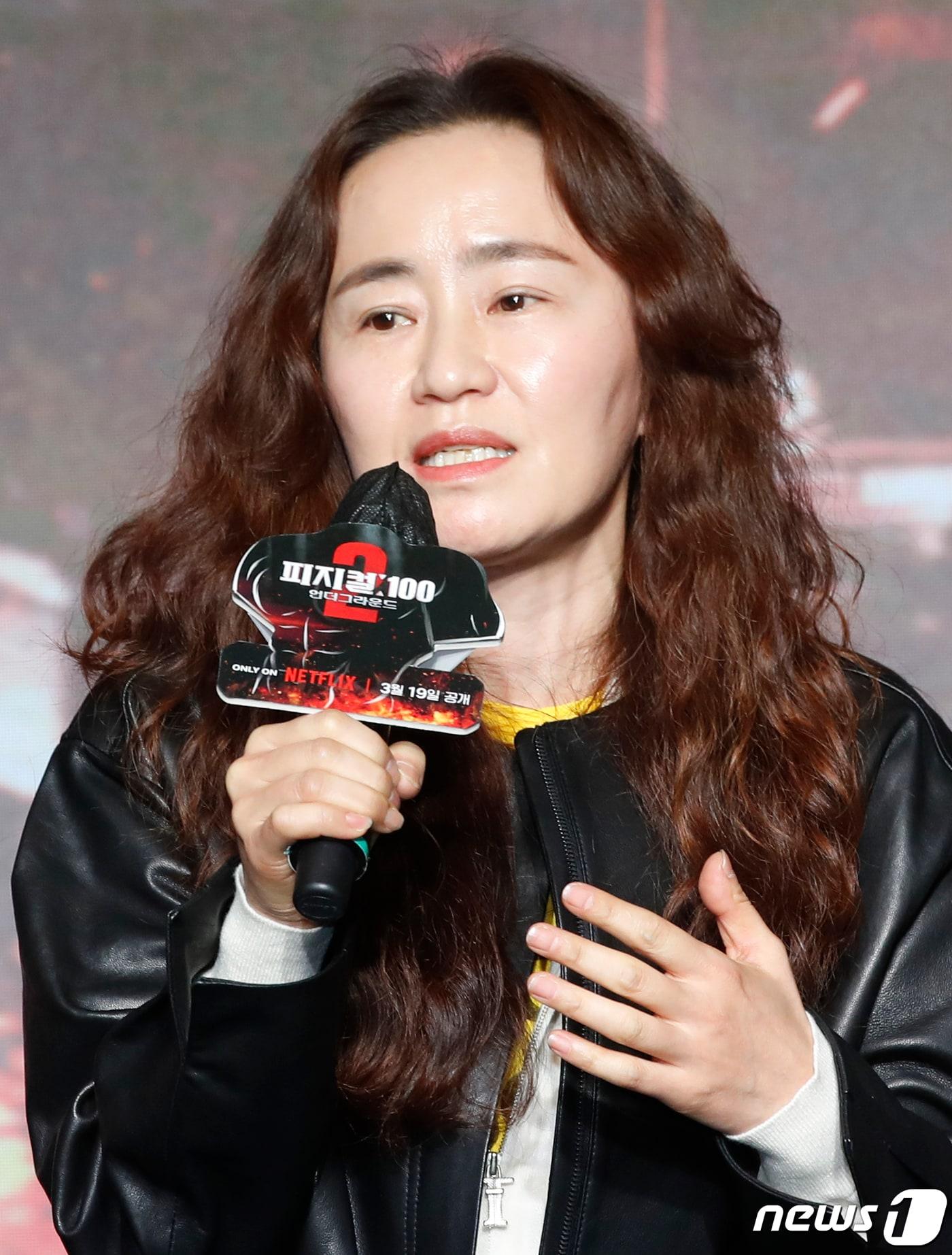 본문 이미지 - 강숙경 작가가 14일 서울 마포구 호텔 나루 서울 엠갤러리에서 열린 ‘피지컬: 100 시즌2 – 언더그라운드’ 제작발표회에서 인사말을 하고 있다. ‘피지컬: 100’은 가장 완벽한 피지컬을 가진 최고의 ‘몸’을 찾기 위해, 최강 피지컬이라 자부하는 100인이 벌이는 극강의 서바이벌 게임 예능이다. 2024.3.14/뉴스1 ⓒ News1 권현진 기자