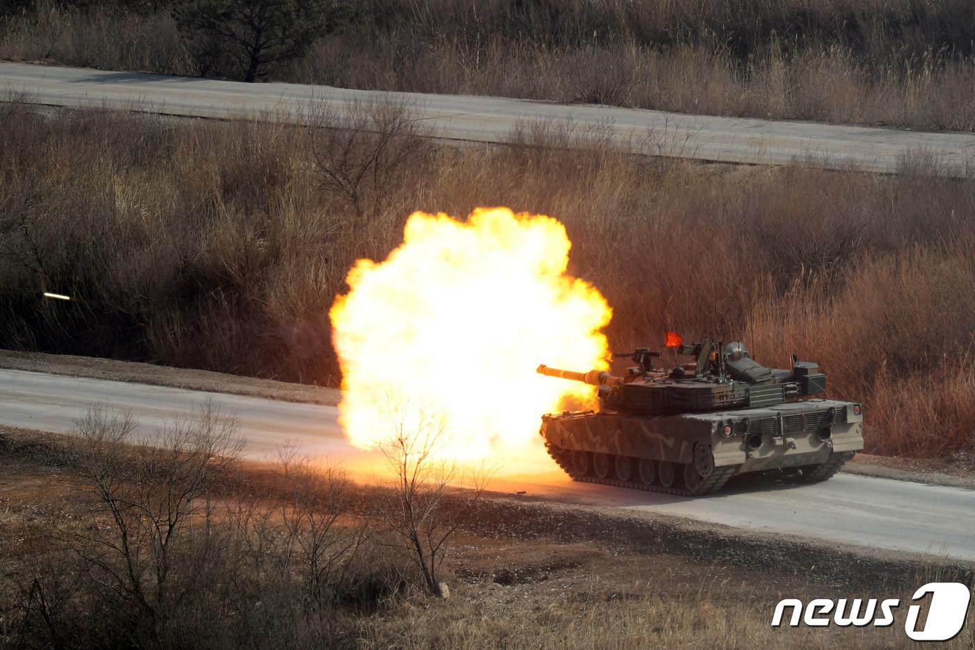 지난 14일 오전 경기 포천시 승진훈련장에서 '2024 FS/TIGER' 일환으로 열린 한미 연합 통합화력훈련에서 육군 수도기계화보병사단의 K1A2전차가 사격하고 있다. 2024.3.14/뉴스1 ⓒ News1 사진공동취재단