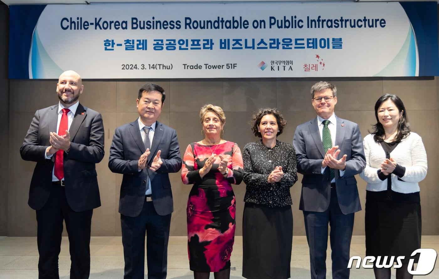 본문 이미지 - (왼쪽 두번째부터)김고현 한국무역협회 전무와 제시카 로페즈 칠레 공공사업부 장관, 까를라 플로레스 칠레 투자청장, 마티아스 프랑케 주한 칠레 대사가 '14일 열린 한-칠레 비즈니스라운드테이블' 행사에서 기념촬영을 하고 있다.