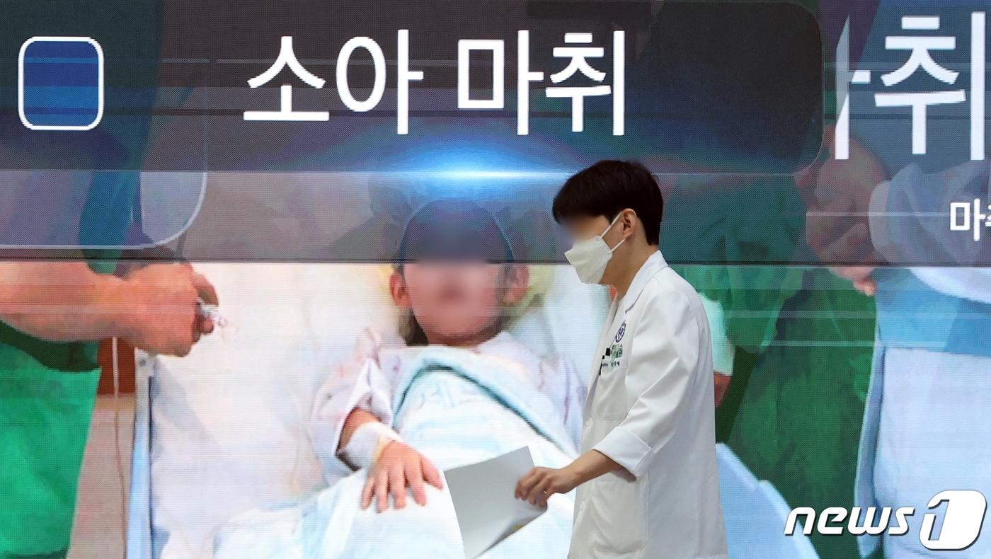 본문 이미지 - 서울의 한 대학 병원에서 의료진이 이동하고 있다. 2024.3.14/뉴스1 ⓒ News1 김명섭 기자