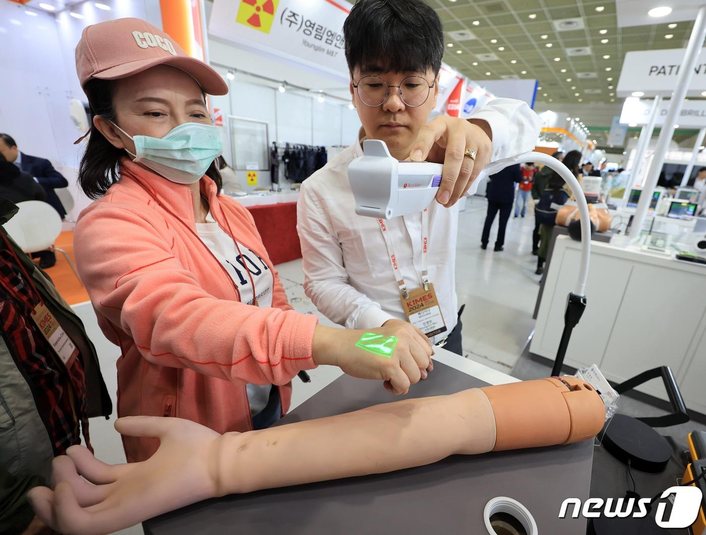본문 이미지 - 국제의료기기·병원설비 전시회(KIMES 2024) 뉴스 DB 2024.3.14/뉴스1 ⓒ News1 김진환 기자