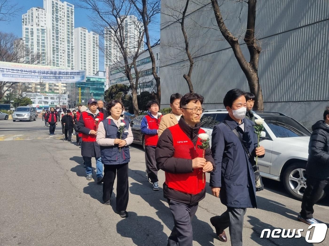 본문 이미지 - 민주노총 전국민주일반노조와 해고 경비원들이 14일 서울 강남구 대치동 선경아파트 앞에 모여 고(故) 박모 경비원의 1주기를 추모했다. 2024.3.14 / 뉴스1 ⓒ News1 