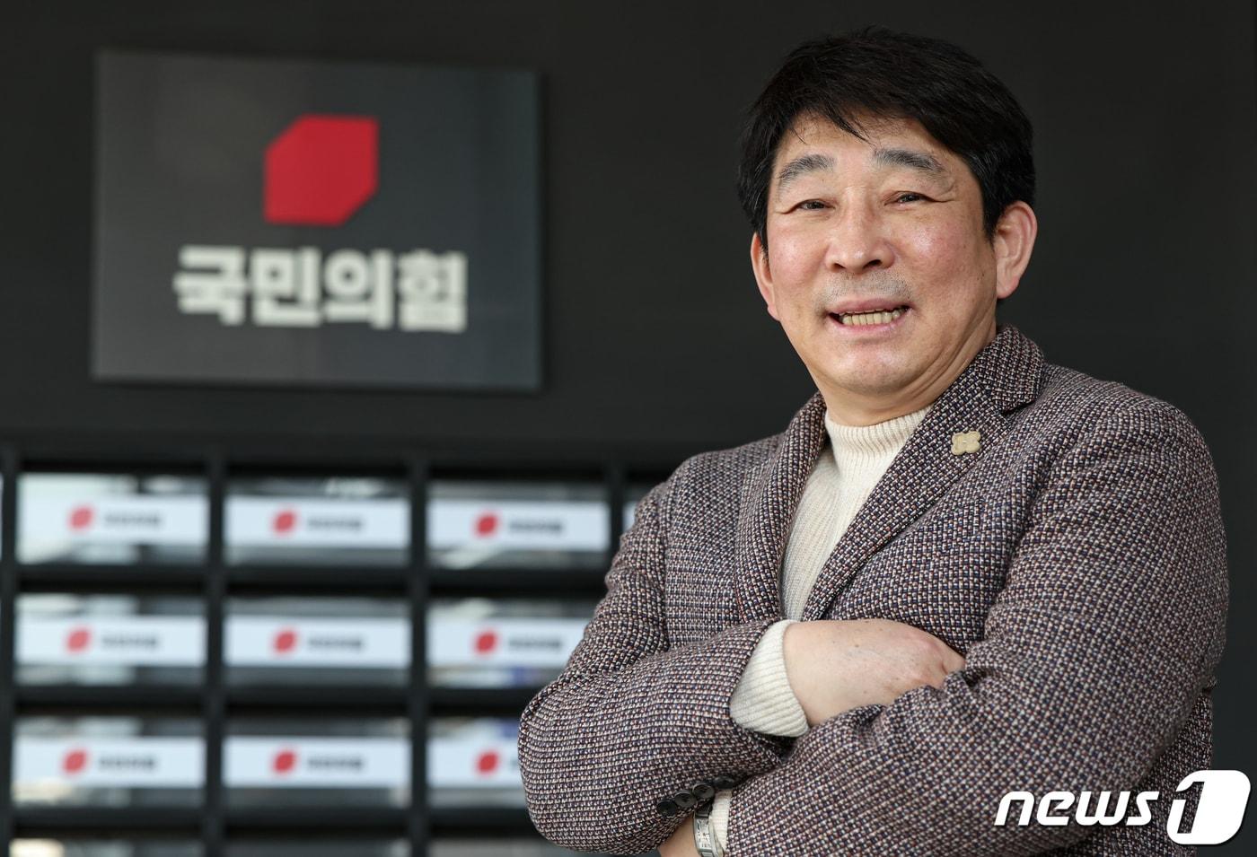 본문 이미지 - 국민의힘 영입인재 김익수 일본 신슈대 석좌교수가 14일 서울 여의도 국민의힘 당사 로비에서 뉴스1과 인터뷰에 앞서 포즈를 취하고 있다. 2024.3.14/뉴스1 ⓒ News1 김도우 기자