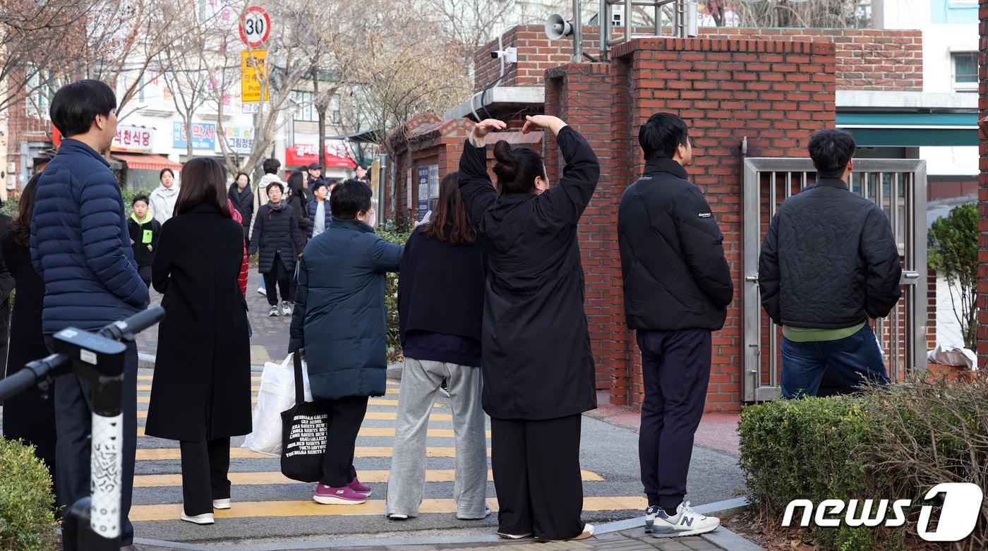 본문 이미지 - 서울 한 초등학교에서 학부모들이 아이들을 등교시키고 있다. 2024.3.14/뉴스1 ⓒ News1 김명섭 기자
