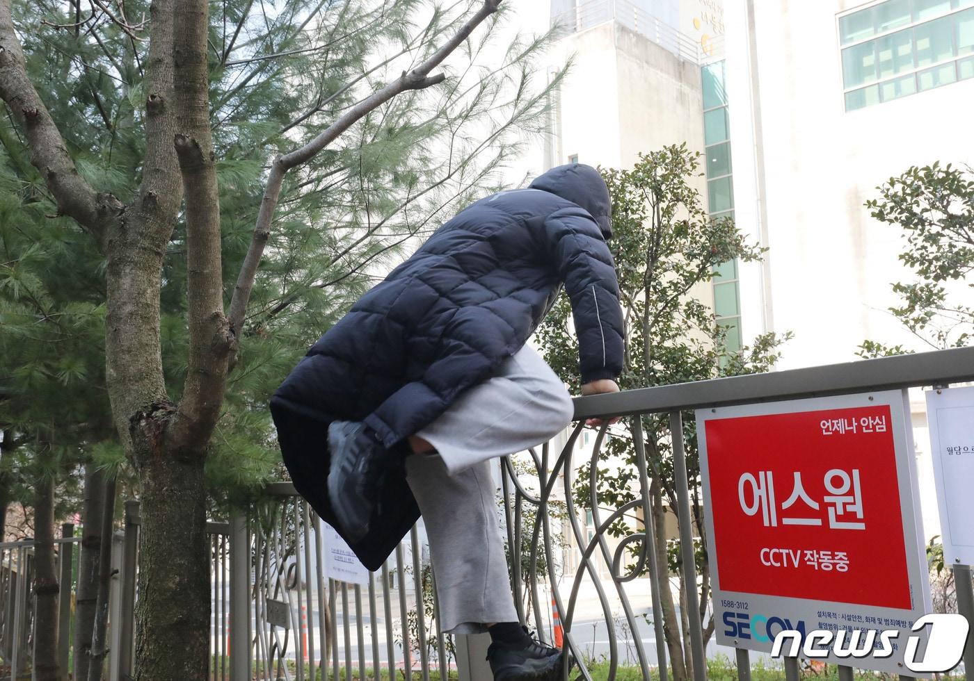 15일 오후 광주 북구 광주교육대학교와 인접한 한 아파트 쪽문이 폐쇄되면서 입주민들이 담을 넘어 통행하고 있다.2024.3.15/뉴스1 ⓒ News1 박지현 기자
