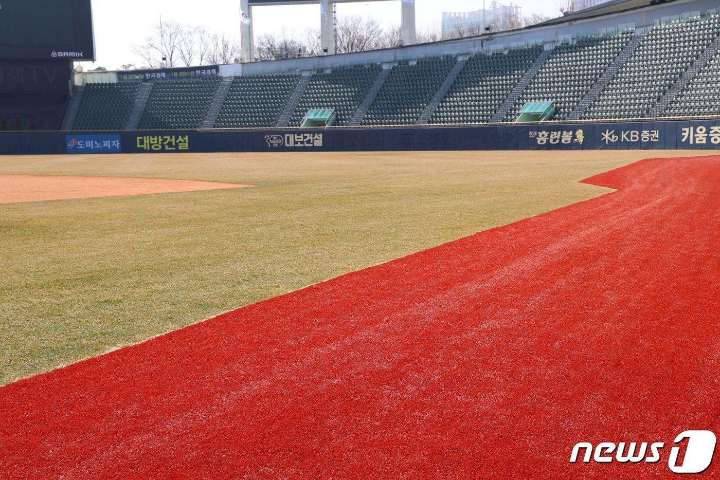 잠실야구장이 시즌 개막 전 선수단과 팬들의 안전을 위해 시설을 개보수했다.(두산베어스 제공)