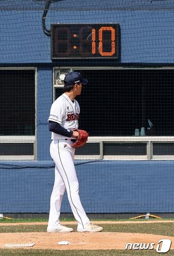 본문 이미지 - 14일 오후 서울 송파구 잠실야구장에서 열린 2024 KBO리그 KIA 타이거즈와 두산 베어스의 시범 경기, 3회초 두산 두 번째 투수 박신지가 투구 전 와인드업을 하고 있다. 한국야구위원회&#40;KBO&#41;는 12일까지 진행된 2024 KBO리그 시범경기 19경기의 평균 경기 시간이 2시간35분이었다고 밝혔다. 이는 지난해 같은 시점과 비교해 23분이 단축된 것이다. 작년의 경우 시범경기 첫 20경기의 평균 경기 시간이 2시간58분이었다. 2024.3.14/뉴스1 ⓒ News1 김진환 기자