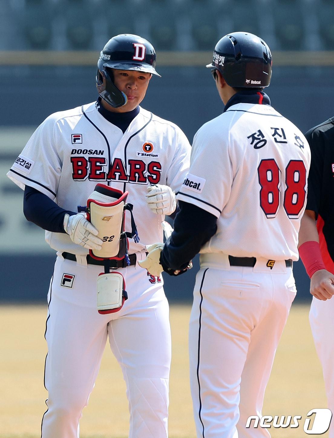 본문 이미지 - 14일 오후 서울 송파구 잠실야구장에서 열린 2024 KBO리그 KIA 타이거즈와 두산 베어스의 시범 경기, 두산 김재환이 1회말 2사 2루에서 적시 2루타를 친 뒤 정진호 코치와 하이파이브를 하고 있다. 2024.3.14/뉴스1 ⓒ News1 김진환 기자