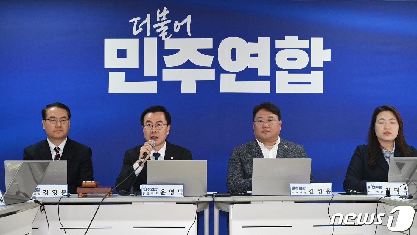 본문 이미지 - 윤영덕 더불어민주연합 공동대표와 위원들이 14일 서울 여의도 당사에서 비례대표 후보자 면접을 하고 있다. (공동취재) 2024.3.14/뉴스1 ⓒ News1 ,송원영 기자