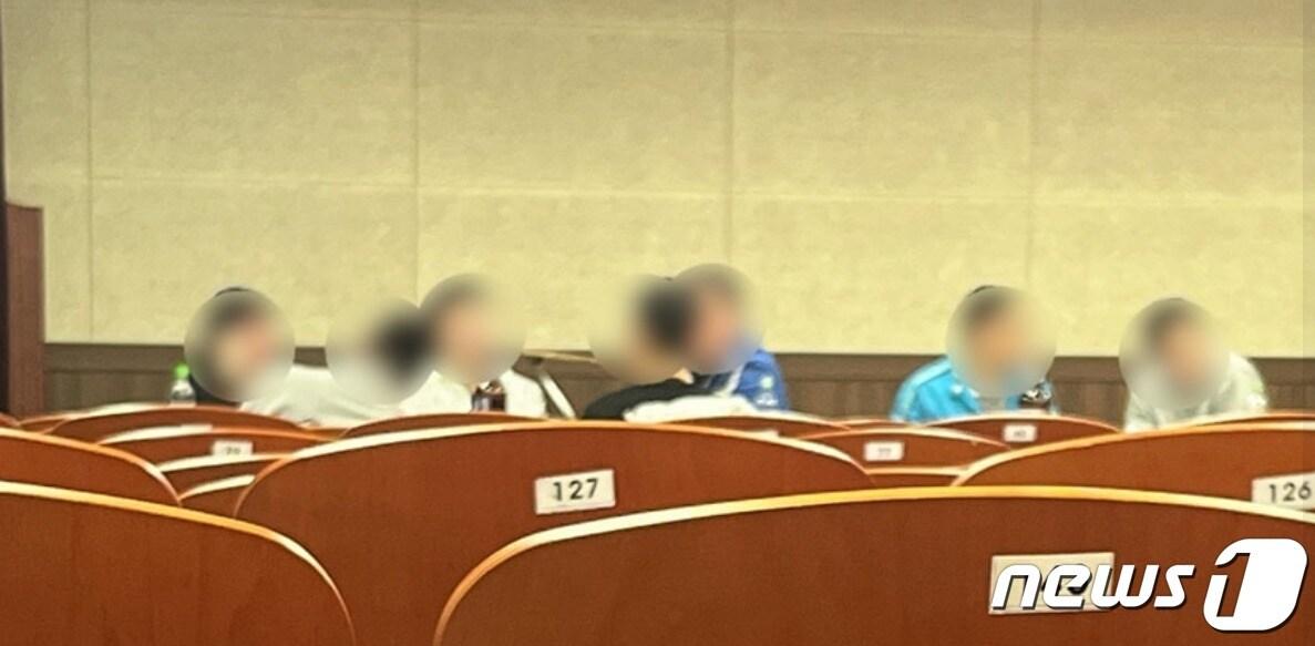 본문 이미지 - 지난 13일 새벽, 수원의 공군 10전투비행단에서 FS 훈련 도중 군 간부들이 술자리를 펼친 모습. (육대전 갈무리) ⓒ 뉴스1 