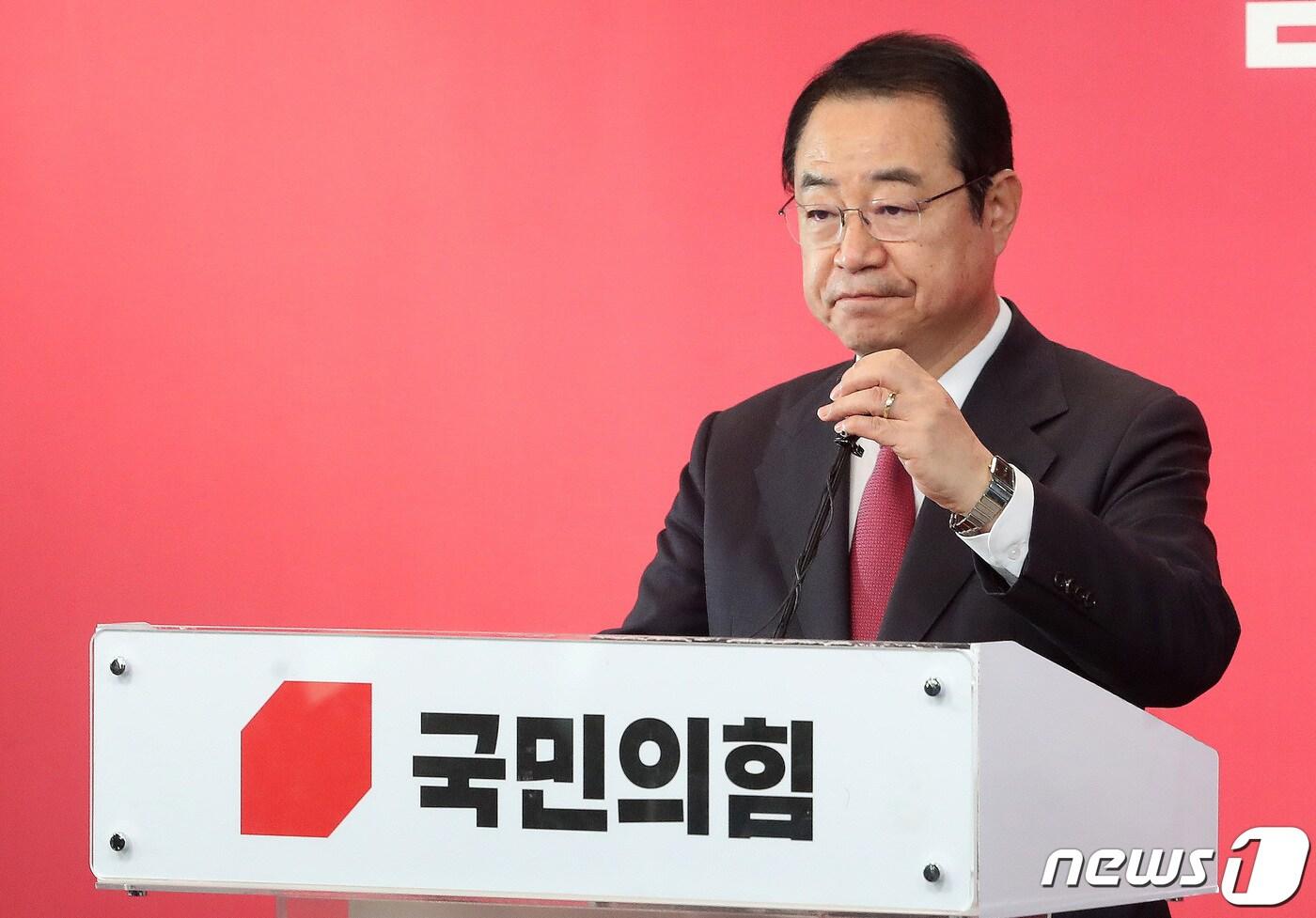 본문 이미지 - 정영환 국민의힘 공천관리위원장이 14일 오후 서울 여의도 중앙당사에서 제22차 공천관리위원회의 결과를 발표하고 있다. 2024.3.14/뉴스1 ⓒ News1 임세영 기자