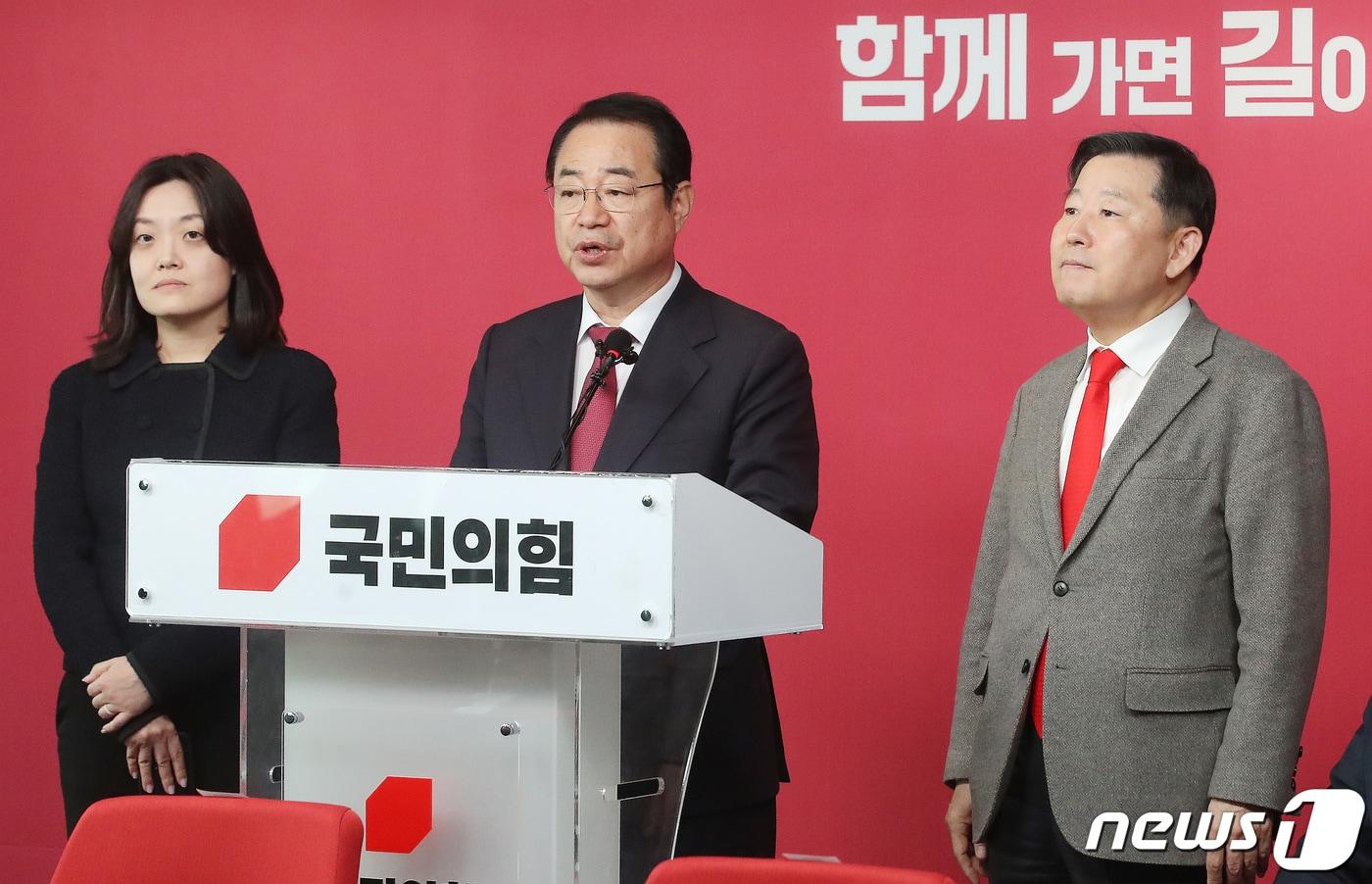 본문 이미지 - 정영환 국민의힘 공천관리위원장이 지난 14일 오후 서울 여의도 중앙당사에서 제22차 공천관리위원회의 결과를 발표하고 있다. (사진은 기사 내용과 무관함) 2024.3.14/뉴스1 ⓒ News1 임세영 기자