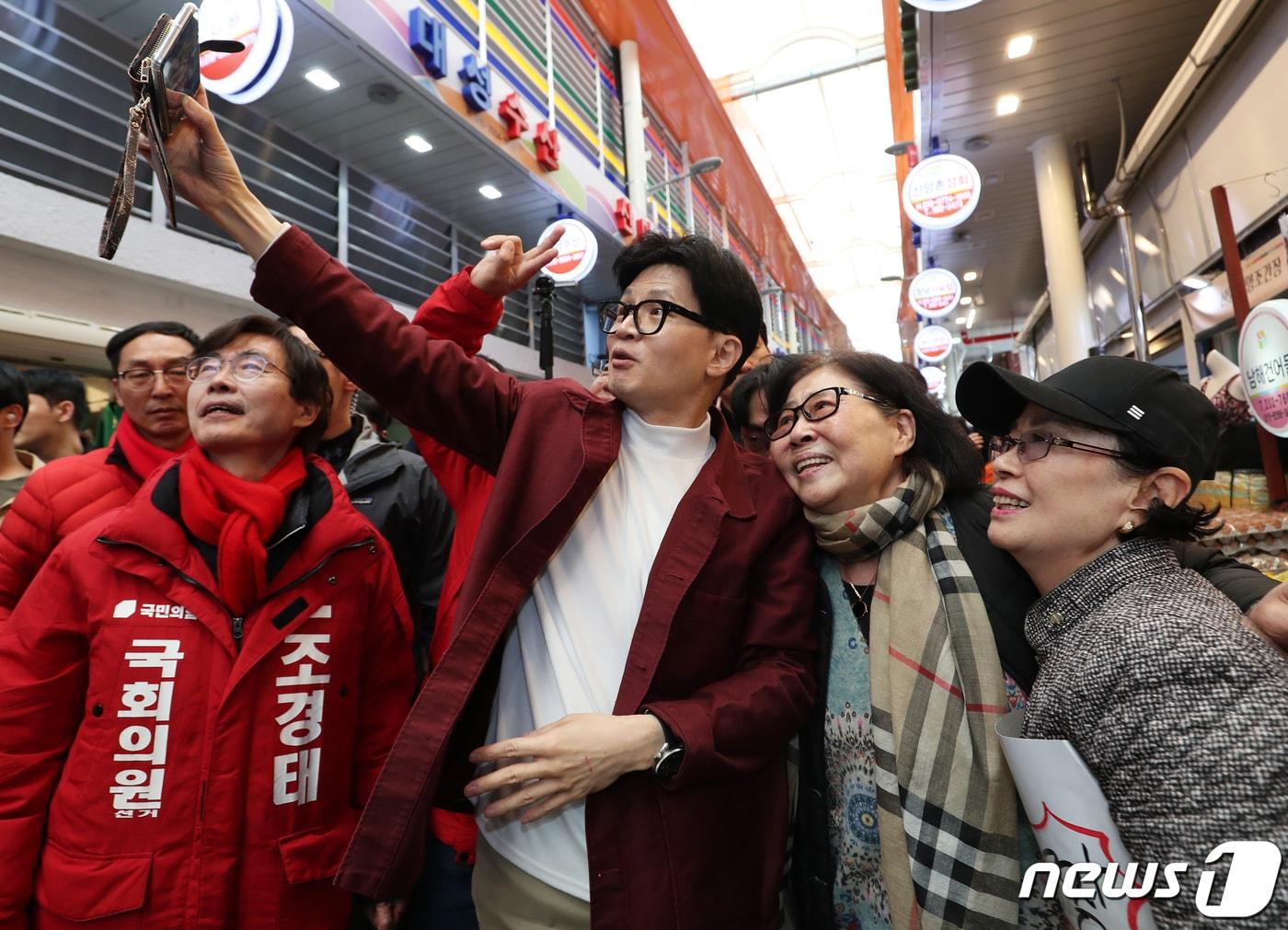 본문 이미지 - 한동훈 국민의힘 비상대책위원장이 14일 부산 사하구 괴정골목시장에서 시민들과 셀카를 찍고 있다. 2024.3.14/뉴스1 ⓒ News1 윤일지 기자