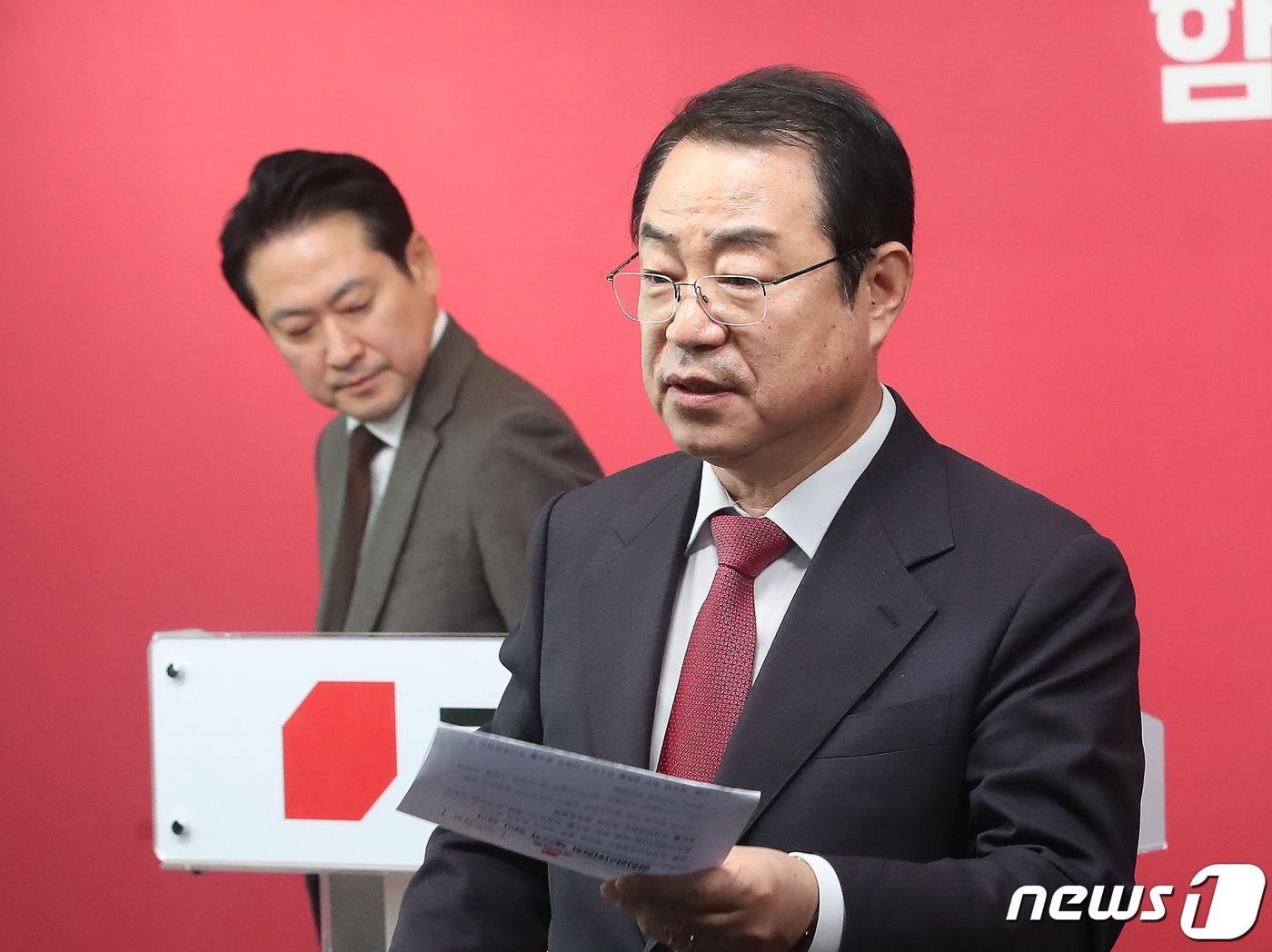 본문 이미지 - 정영환 국민의힘 공천관리위원장이 14일 오후 서울 여의도 중앙당사에서 제22차 공천관리위원회의 결과 발표를 마치고 이동하고 있다. 2024.3.14/뉴스1 ⓒ News1 임세영 기자