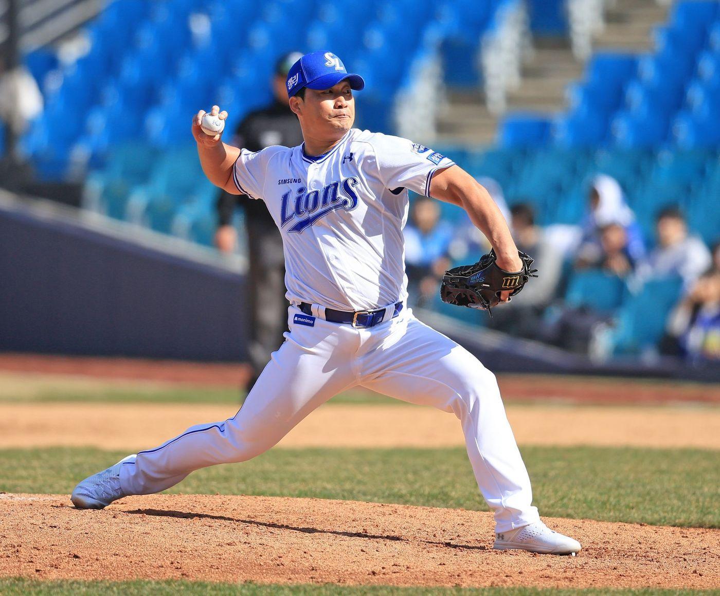 본문 이미지 - 삼성 라이온즈 투수 오승환이 14일 대구 삼성라이온즈파크에서 열린 롯데 자이언츠와 2024 KBO리그 시범경기에 구원 등판해 역투하고 있다. (삼성 라이온즈 제공)