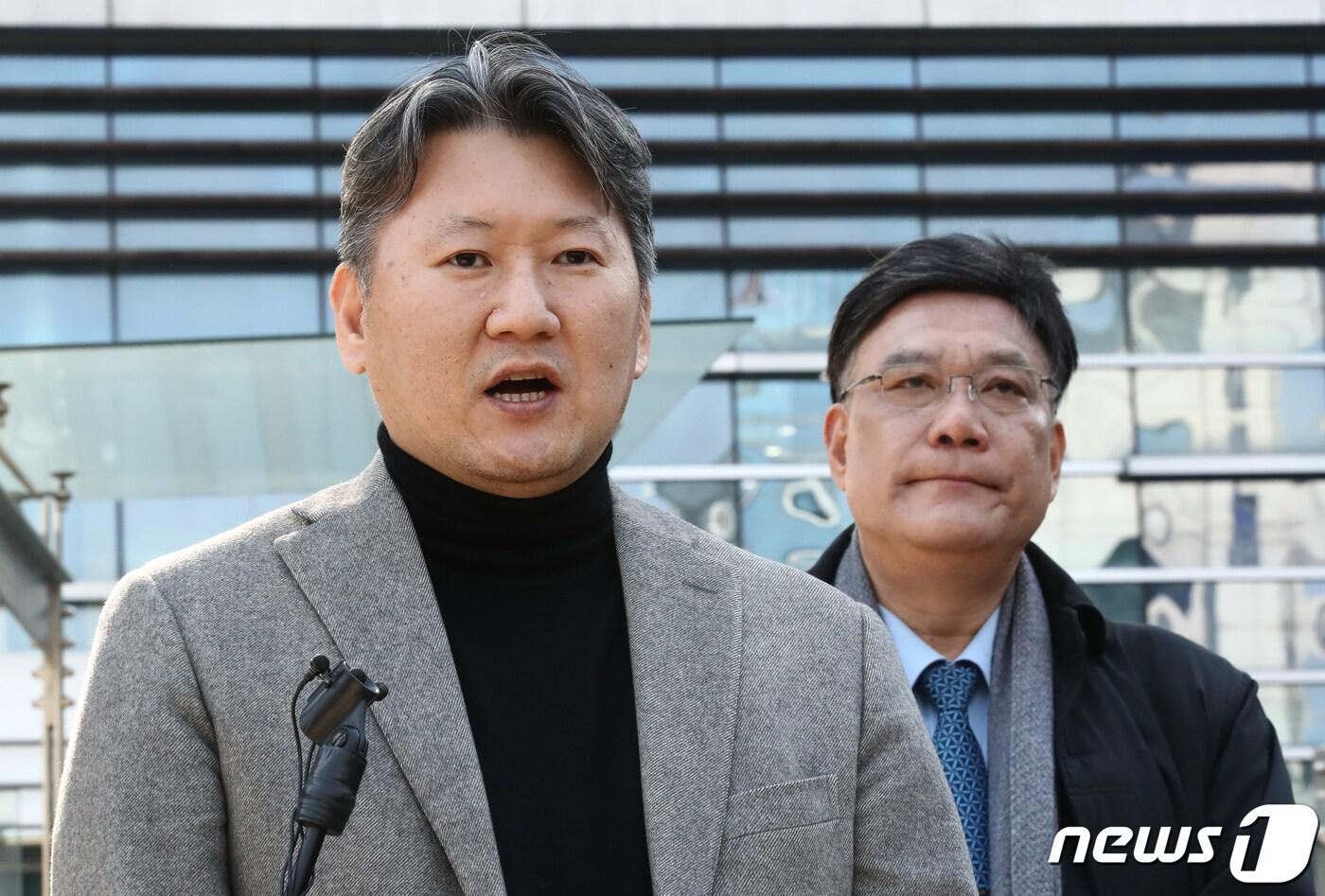 김창수 전국 의과대학 교수협의회(전의교협) 회장이 14일 오후 서울 서초구 행정법원에서 열린 의대 증원 취소 집행정지 사건 심문기일에 출석하며 입장을 밝히고 있다. 오른쪽은 전의교협 법률대리인 이병철 변호사. 2024.3.14/뉴스1 ⓒ News1 이광호 기자