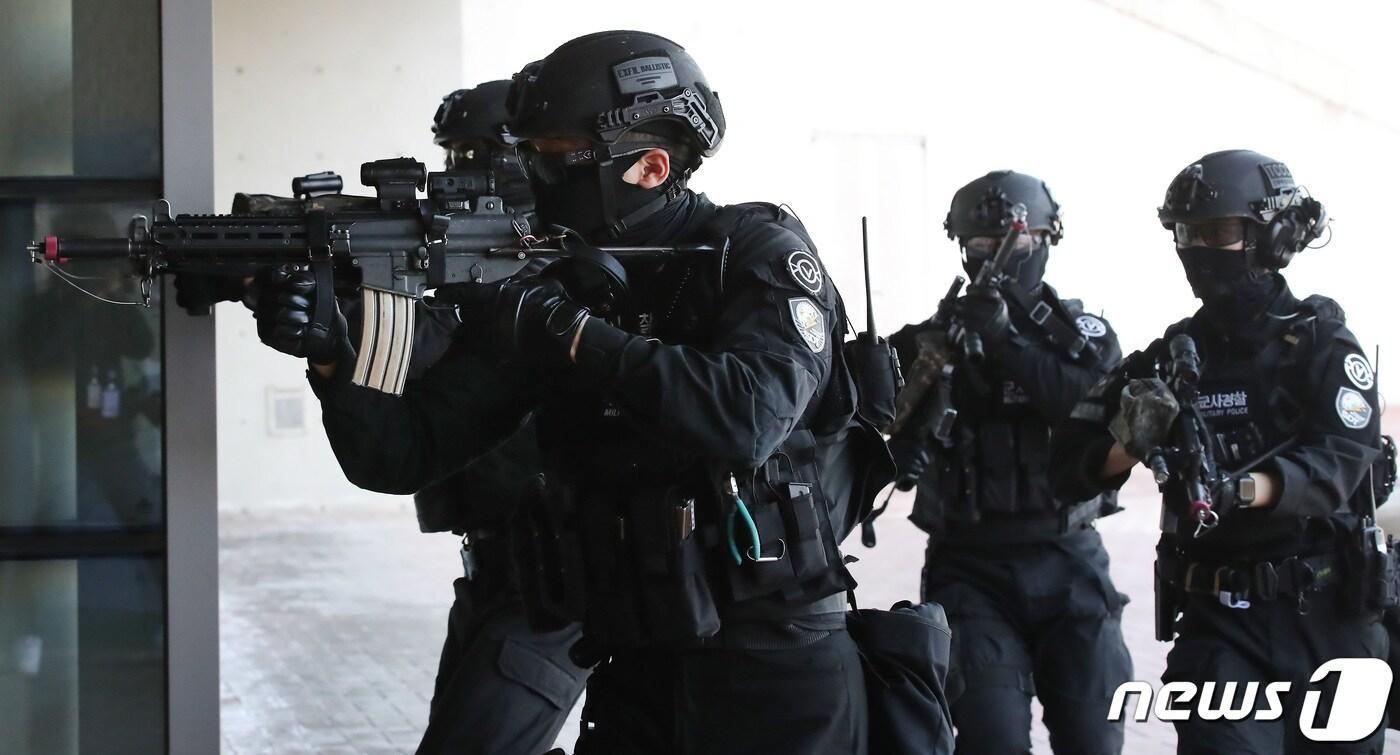 본문 이미지 - 2024년 자유의 방패(FS) 연습에서 실시된 민·관·군·경·소방 통합방위훈련에 투입된 육군 50사단 군사경찰 특임대. 2024.3.14/뉴스1 ⓒ News1 공정식 기자